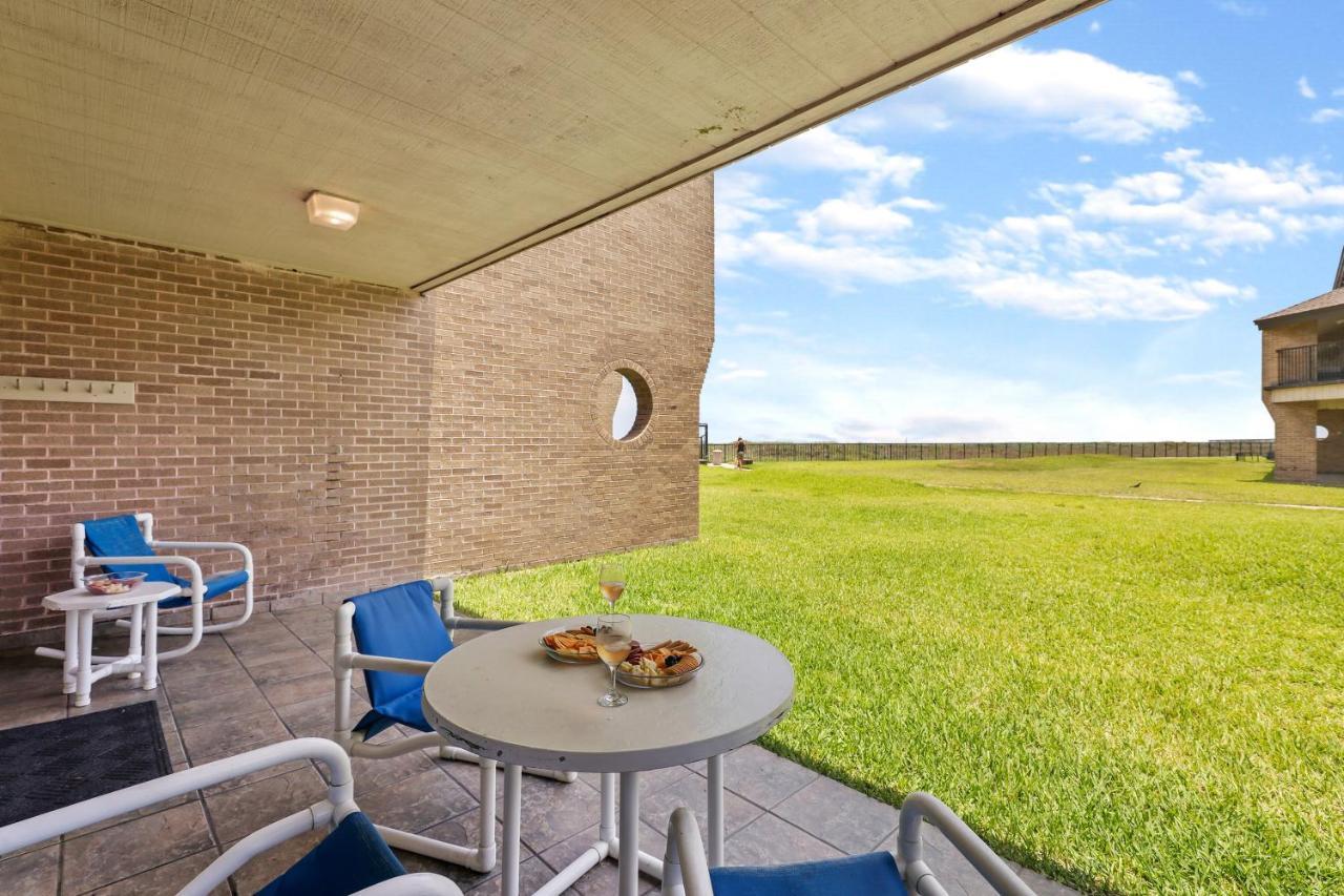 Ground Floor Beachfront Beauty! Steps To The Beach And Pool South Padre Island Exterior photo